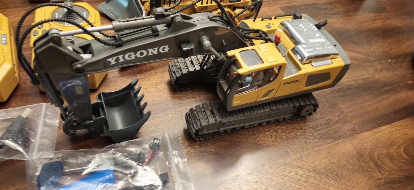 YIGONG 1:24 RC Excavator Set of 4 – Bulldozer / Loader / Dump Truck / Excavator