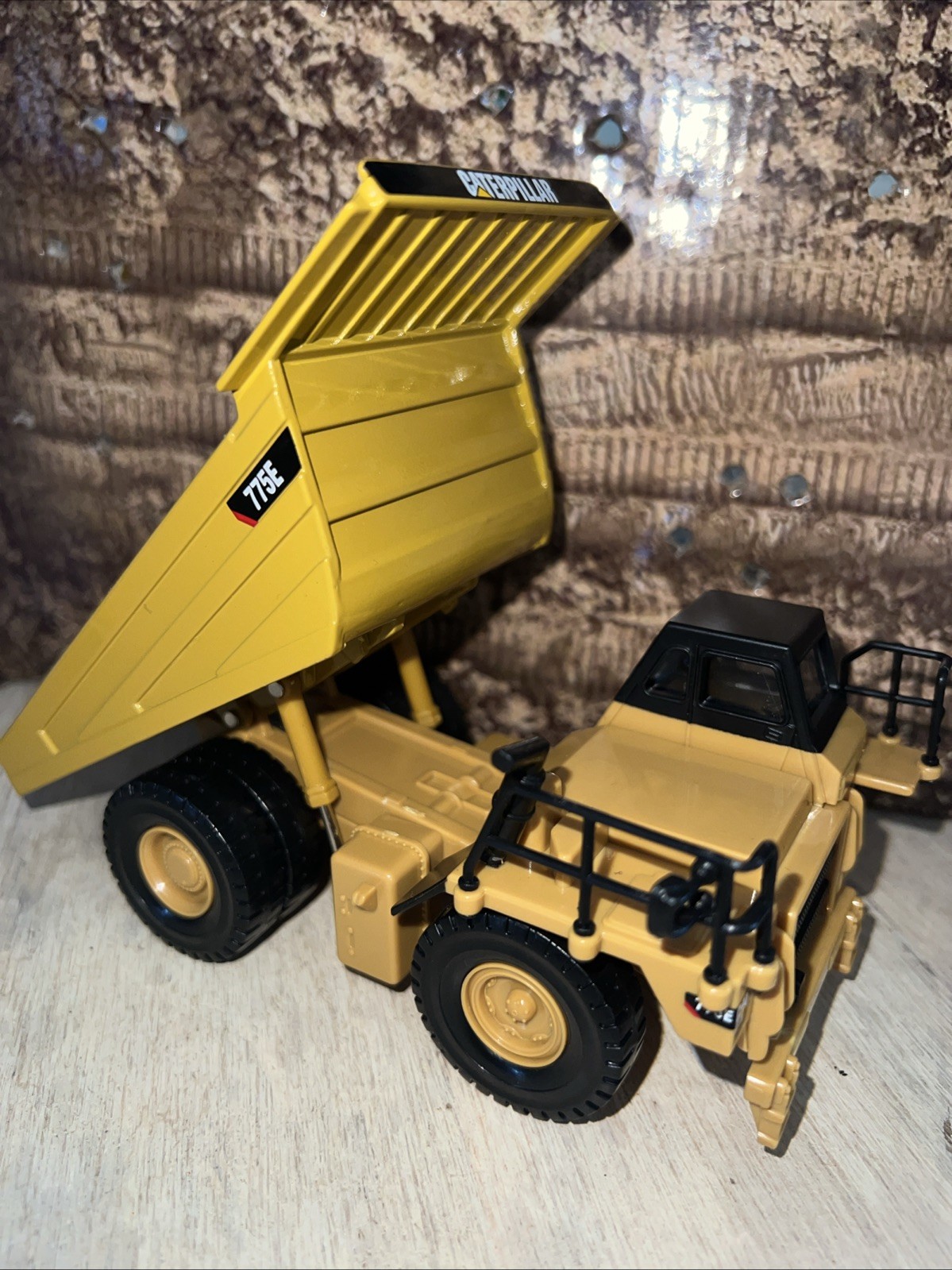 Caterpillar Cat 775E Off Highway Truck 1:64 Scale Diecast Masters 85696