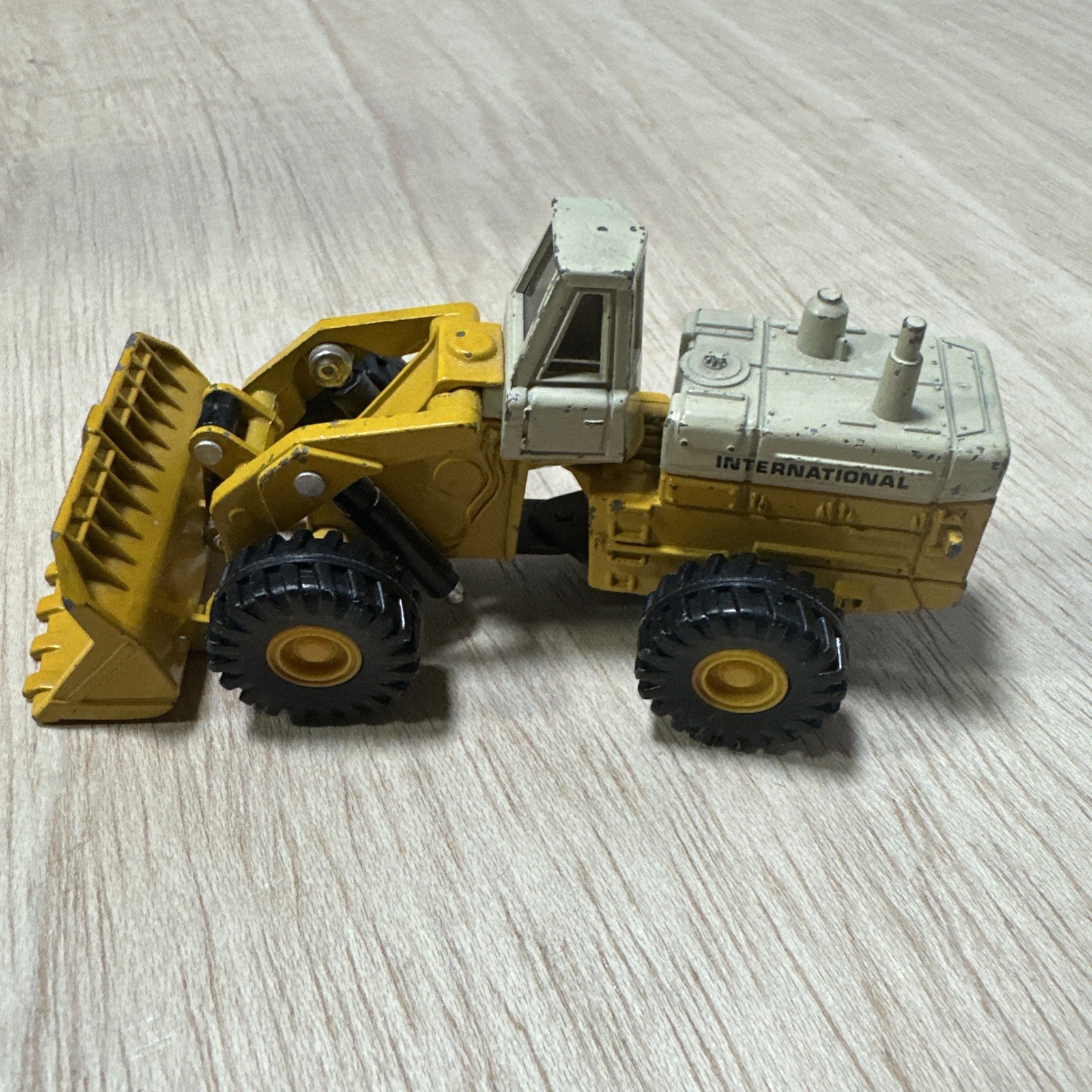 ERTL Mighty Movers International Harvester Wheel Loader 560 J6 1/64 Scale