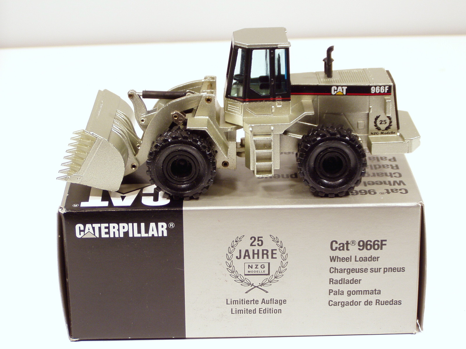 Caterpillar 966F Loader – « PALE GOLD » – 1/50 – NZG #237 – MIB