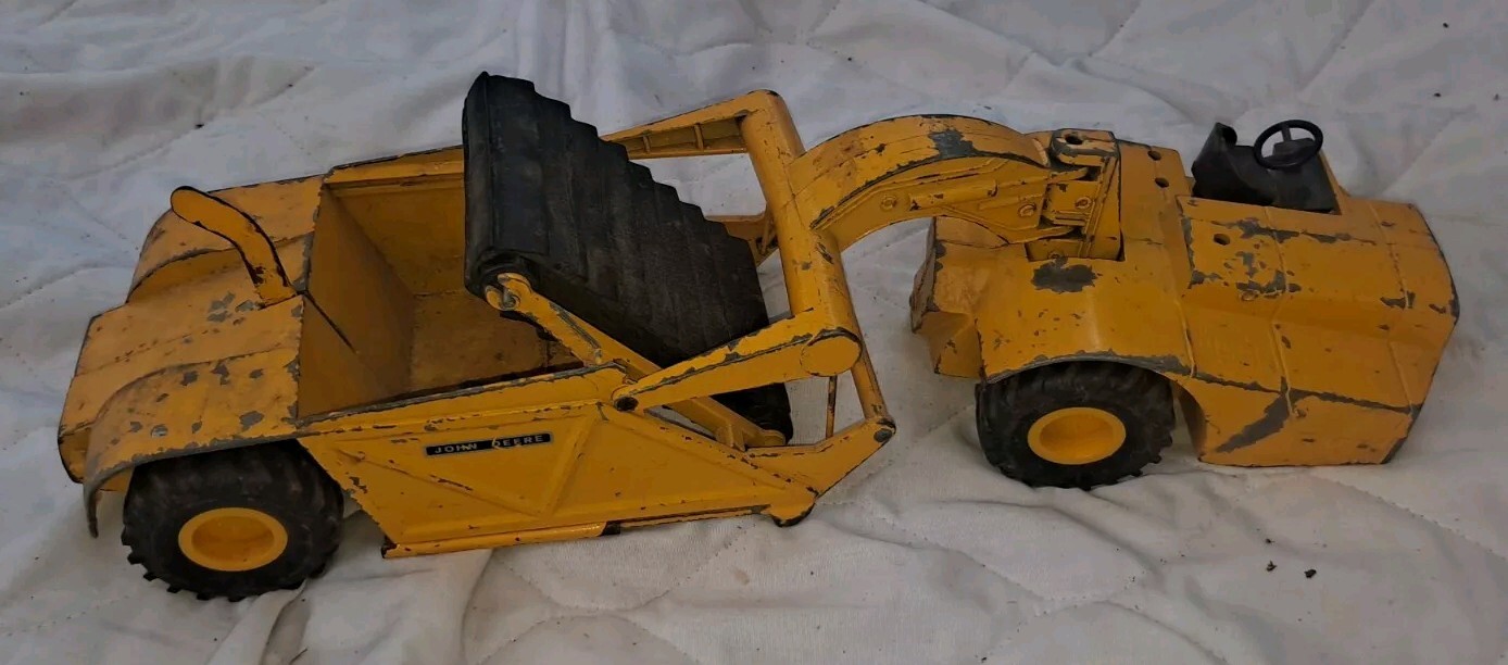 1970&rsquo;S ERTL 18&Prime; JOHN DEERE ELEVATING SCRAPER 1/16TH SCALE