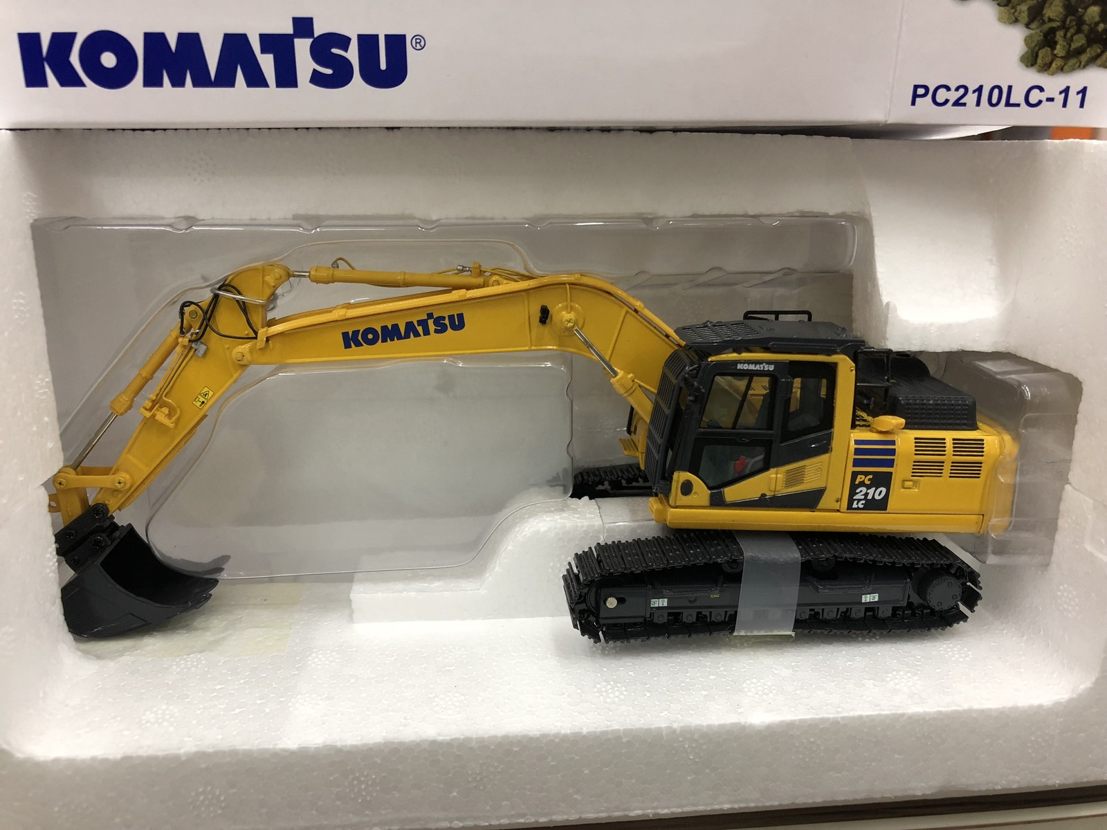 UH 8122 Komatsu PC210LC-11 Komatsu excavator alloy vehicle model 1:50