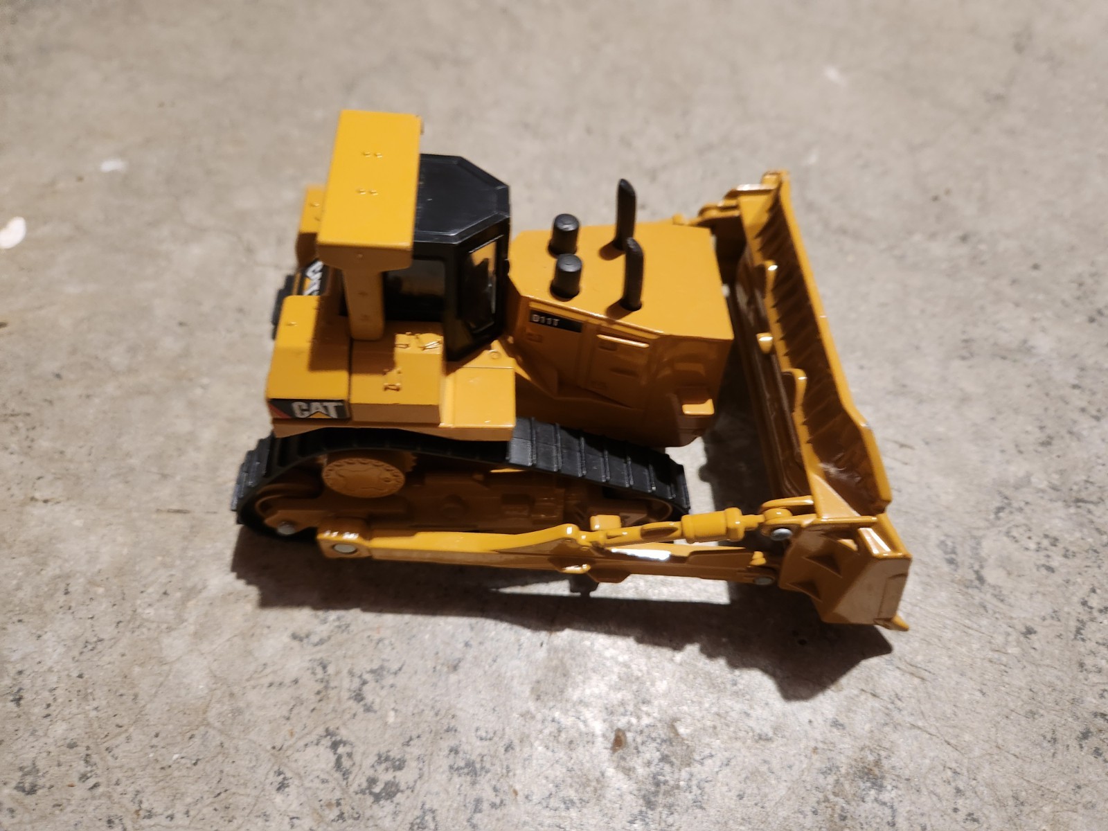CATERPILLAR D11T CAT BULLDOZER TOY STATE INDUSTRIAL DIECAST PLASTIC 782656-06-18