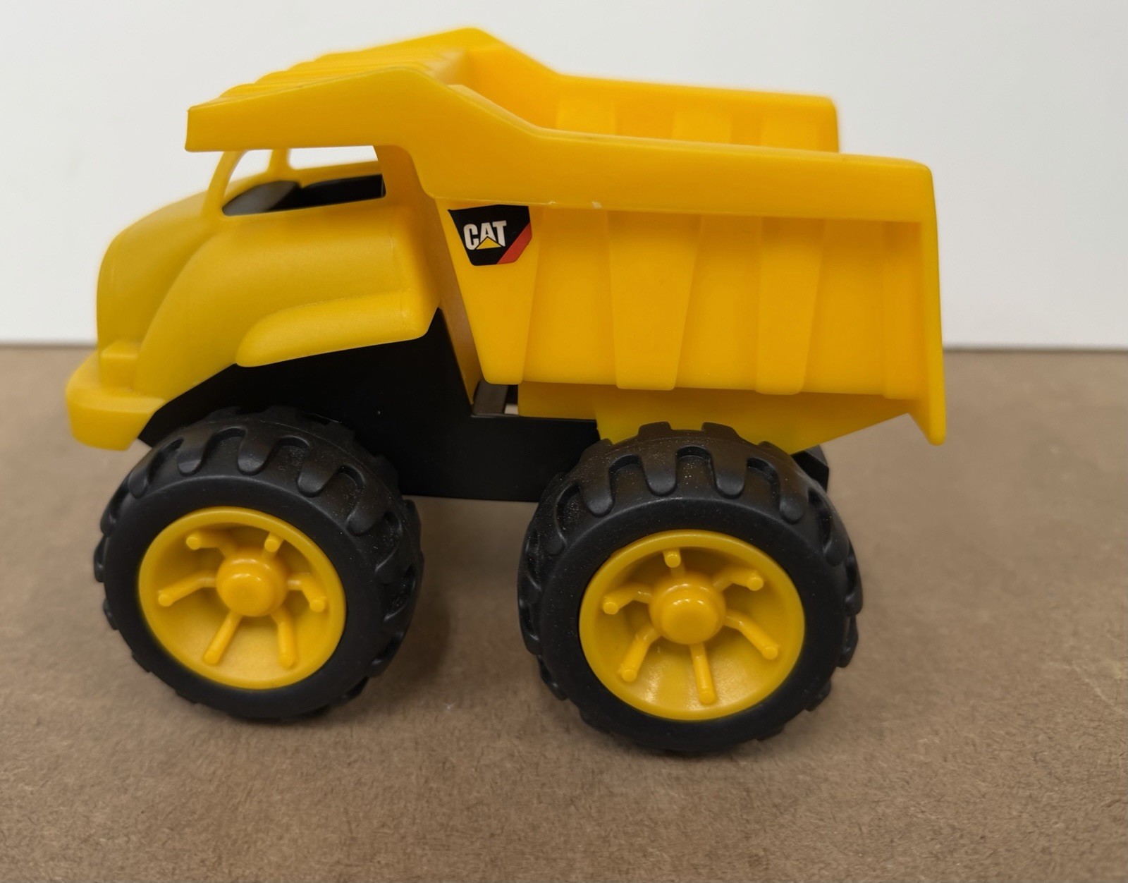 8&Prime; TOY CAT Caterpillar DUMP TRUCK Yellow Plastic Toy