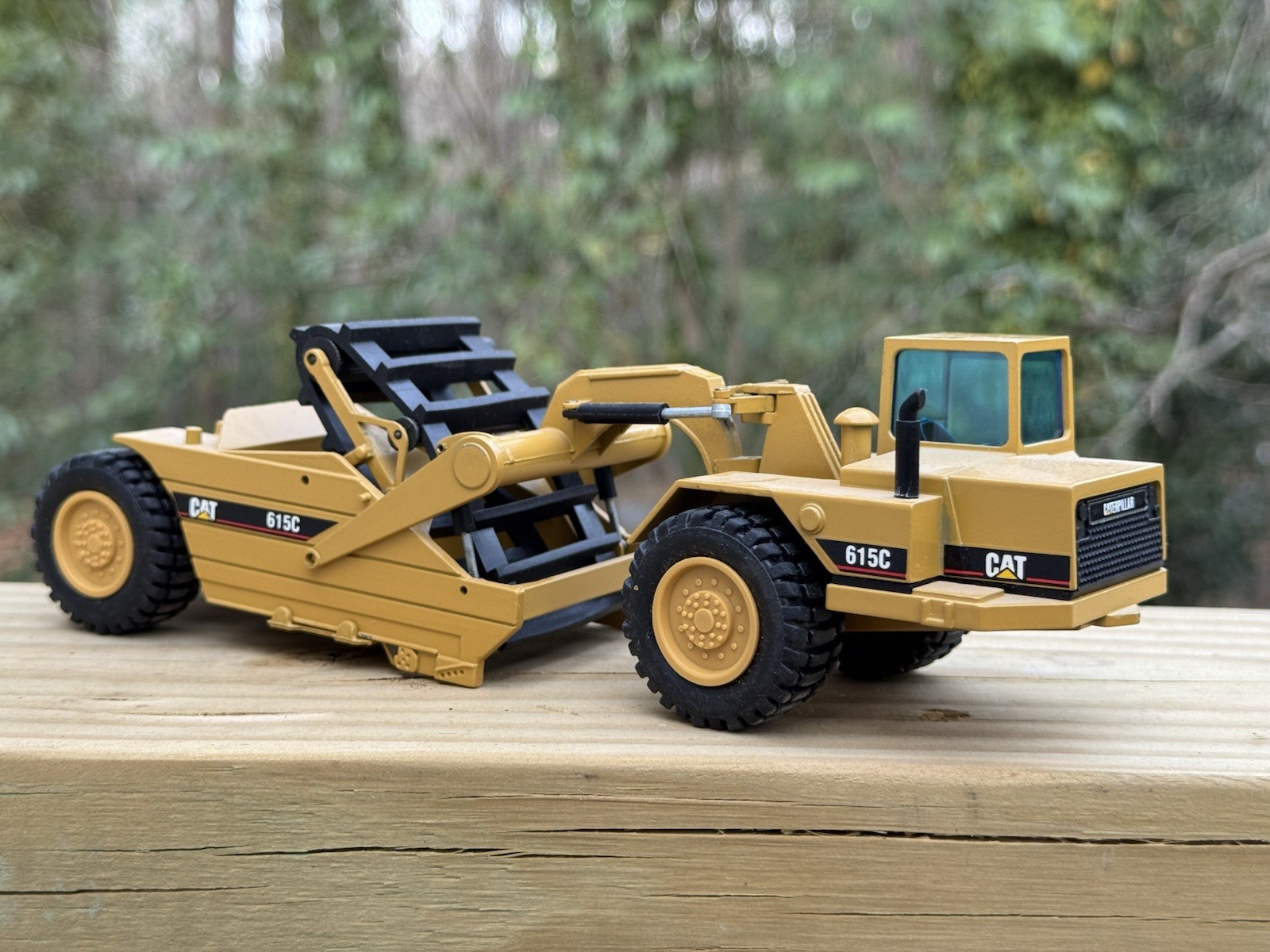 1:50 Cat 615C Elevating Scraper NZG Caterpillar Rare Has Box.