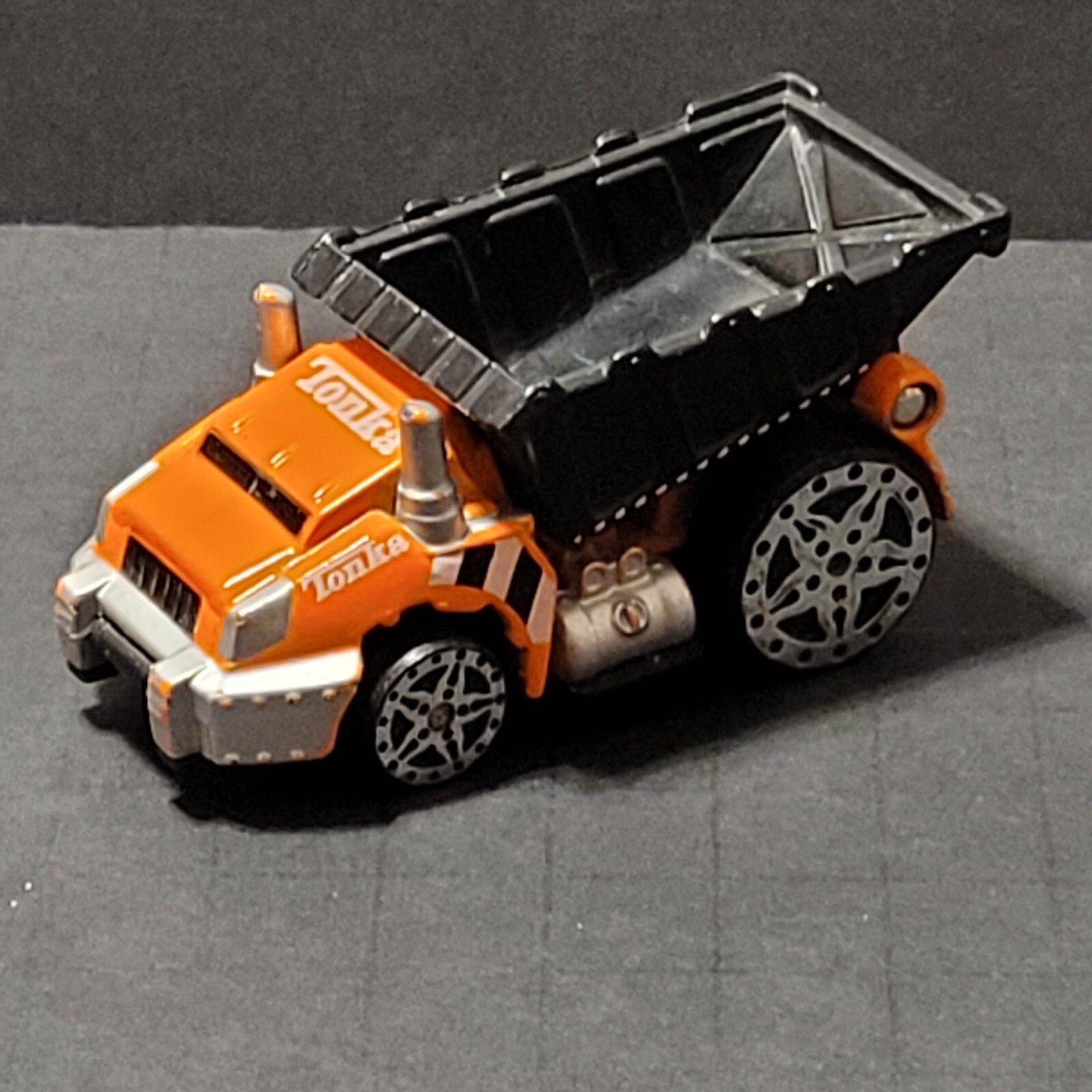 2005 Hasbro Maisto Tonka Orange Dump Truck Construction Toy Diecast Metal