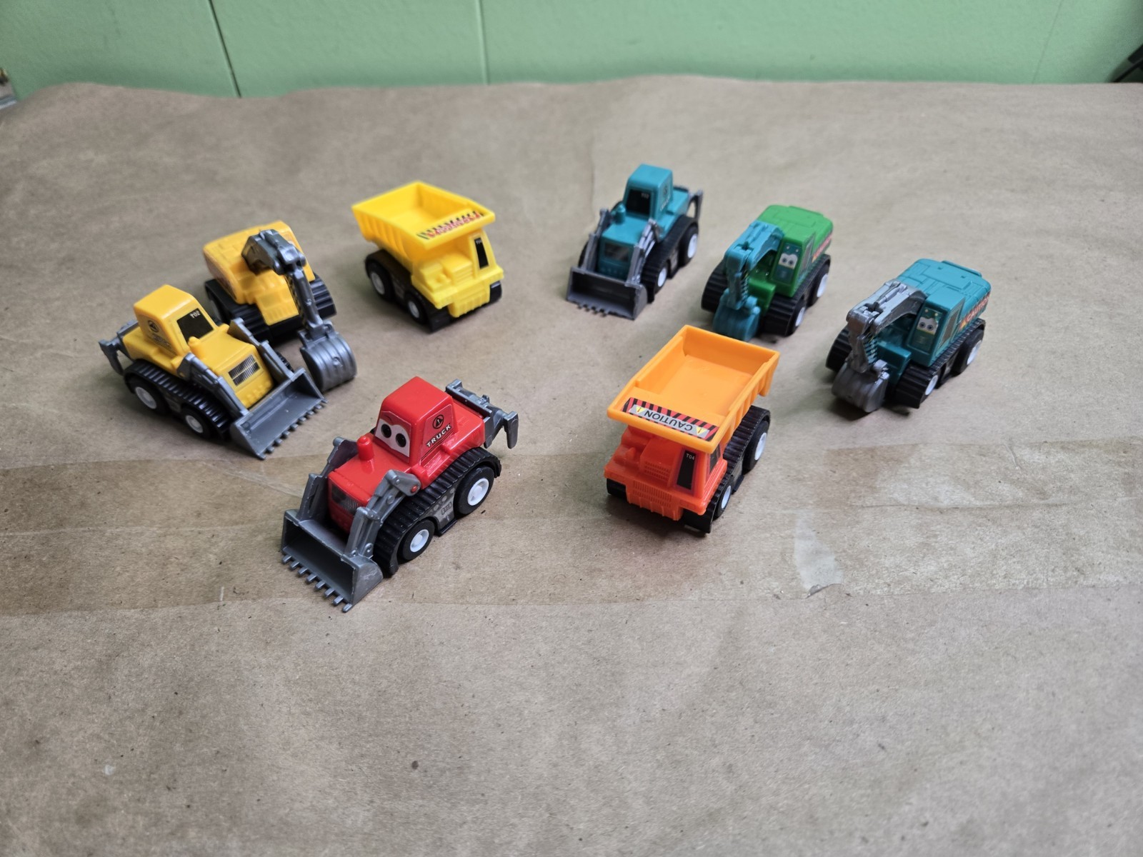 2&Prime; Pull Back Construction Vehicles Bulldozer Dump Truck Plastic Toy Set of 8