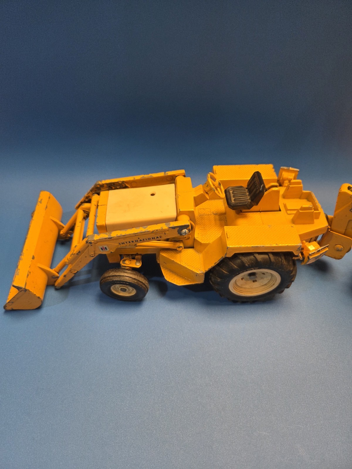 1960&rsquo;s Vintage Ertl 1/16 International Harvester Tractor Backhoe STR#472 Diecast