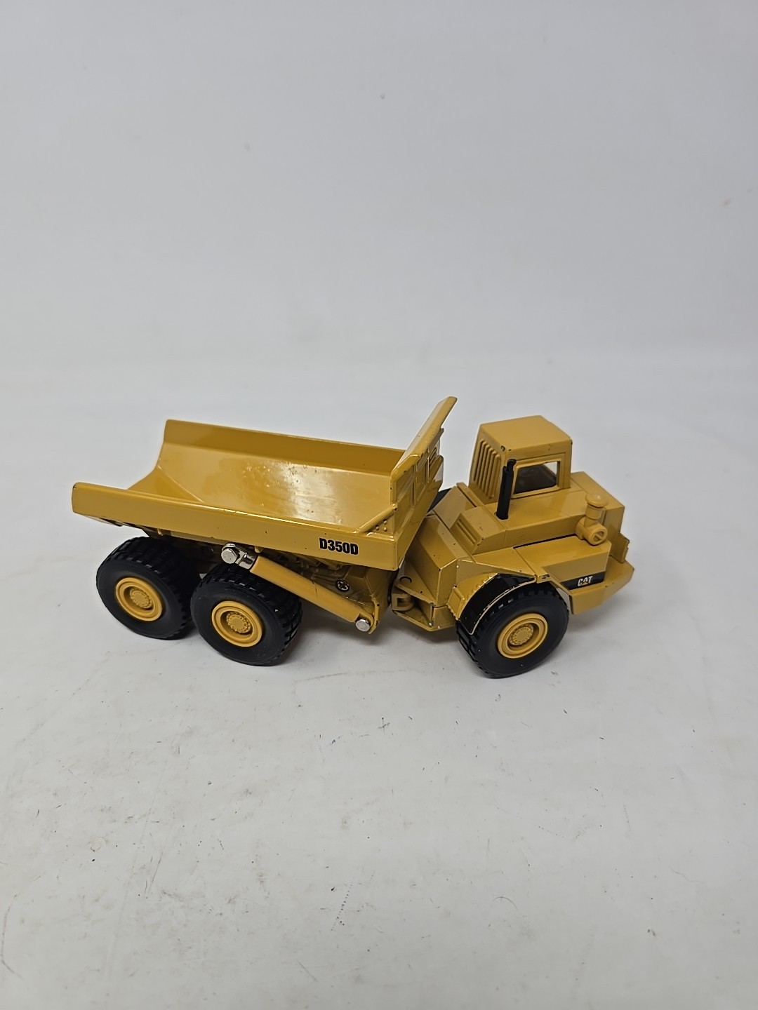 ERTL Die-Cast CAT Caterpillar D350D Articulated Dump Truck 1/50 Scale