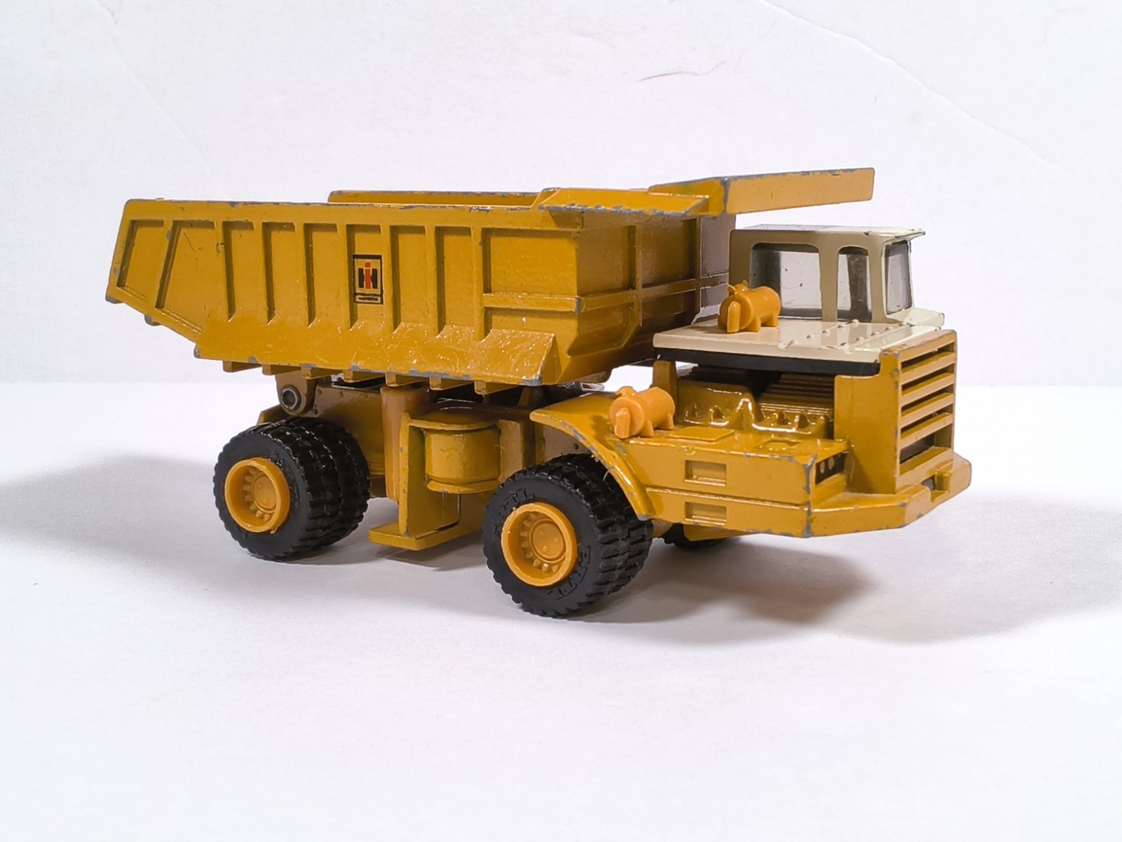 Ertl IH International 3214G Articulated Dump Truck Diecast Mining Toy