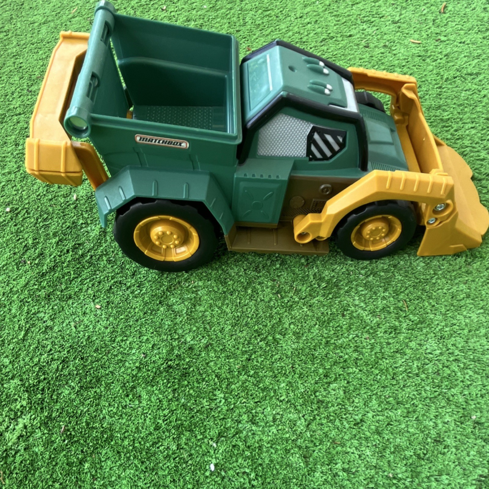 Matchbox DMLS5 Plastic Dump Truck Toy Green Yellow 2015 Construction Vehicle