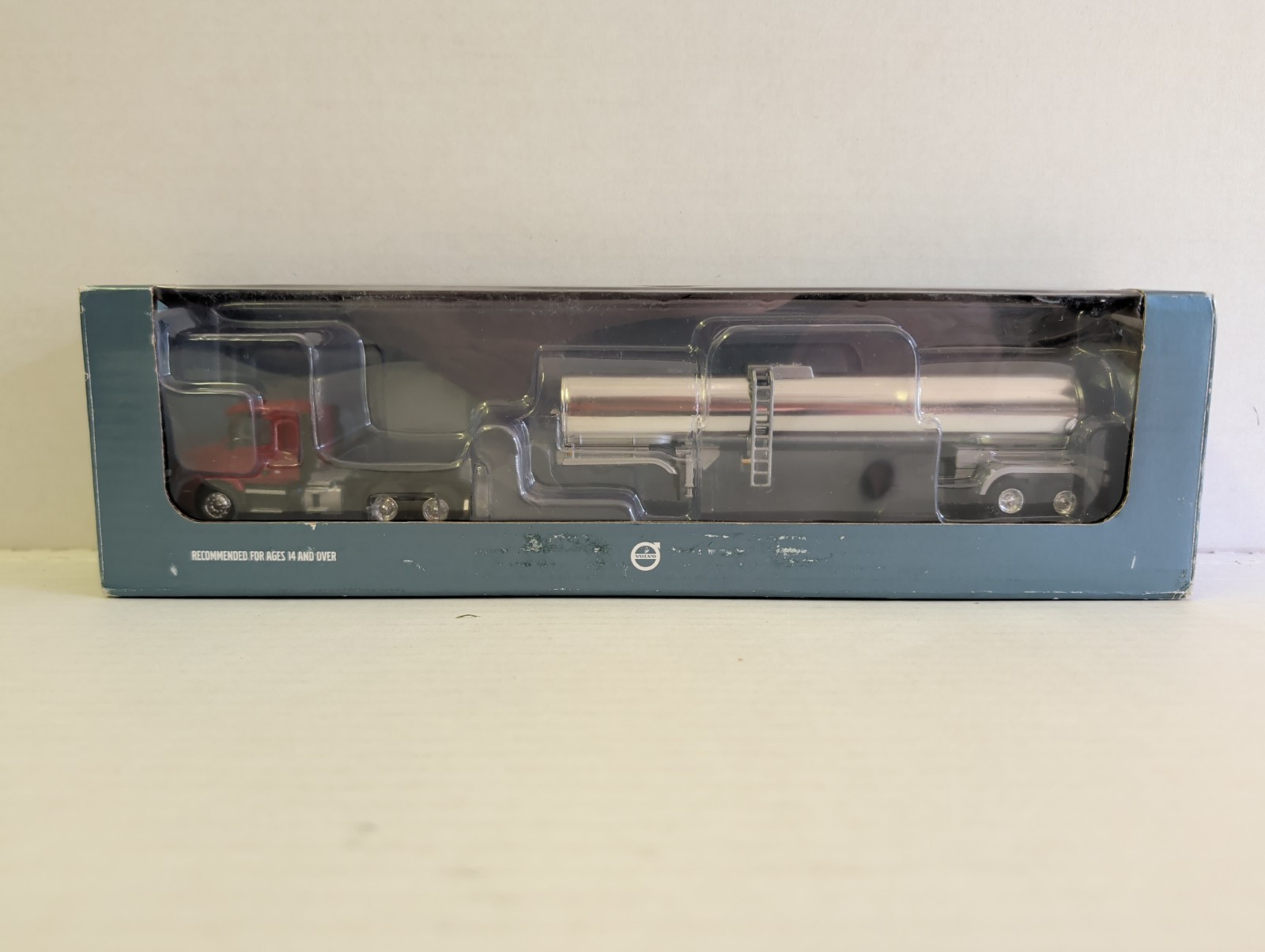 First Gear 80-0321 Volvo VNR 300 Daycab w/Tanker Red / Chrome 1/87 MIB