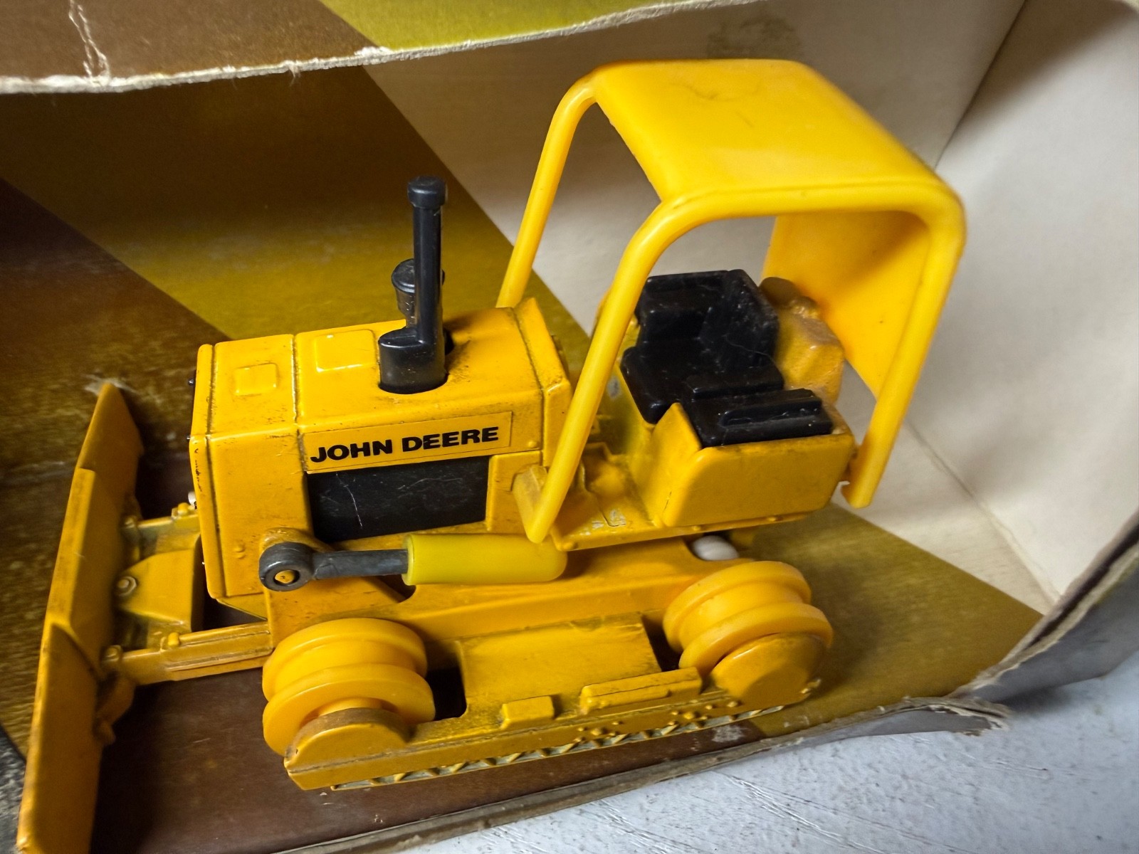 ERTL John Deere 550G Crawler Dozer 1:64 Diecast Yellow/Black Movable Tracks 568