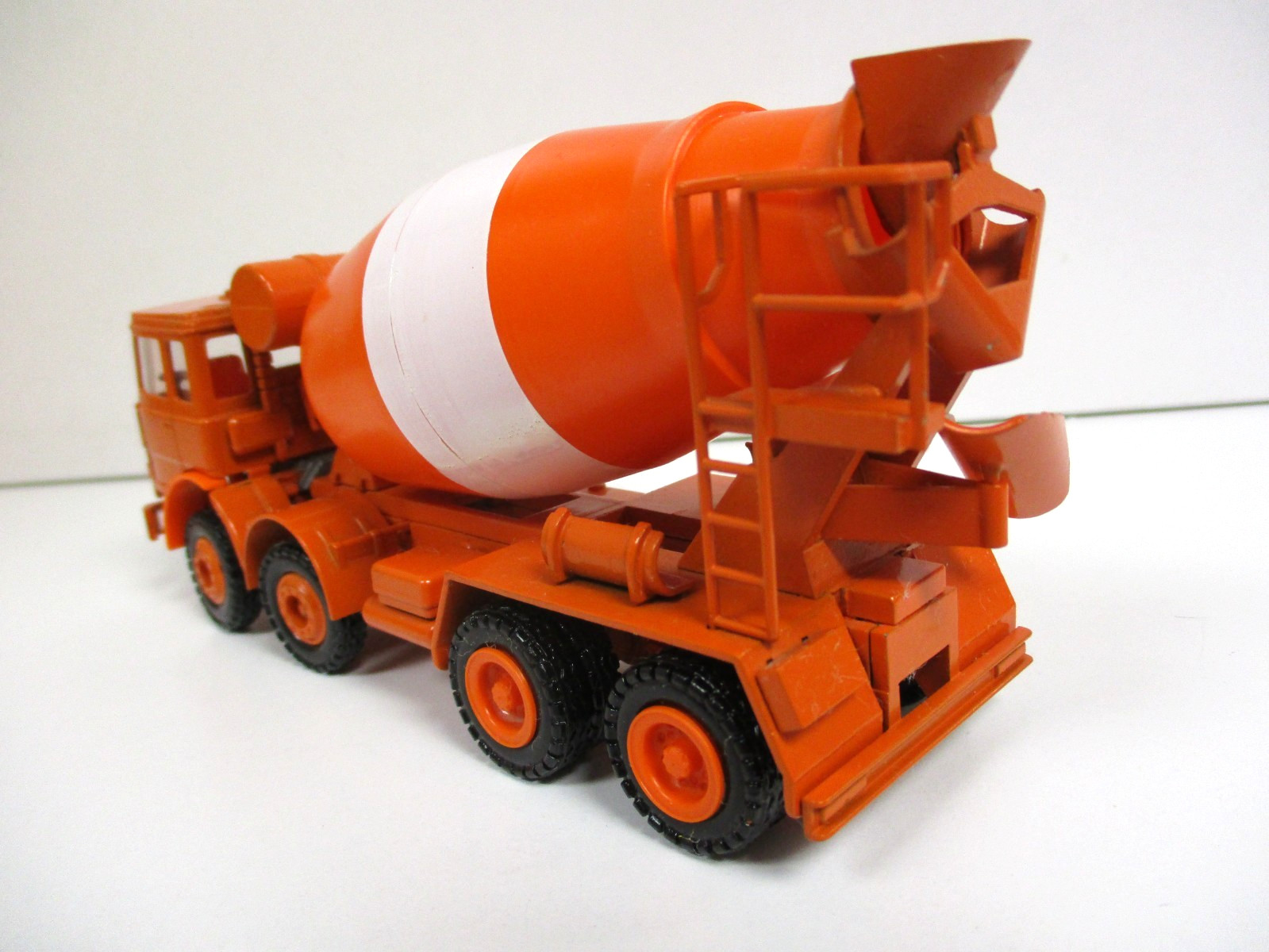 CONRAD – IVECO HEAVY DUTY CEMENT MIXER / CONCRETE TRUCK – 1/50 – READ