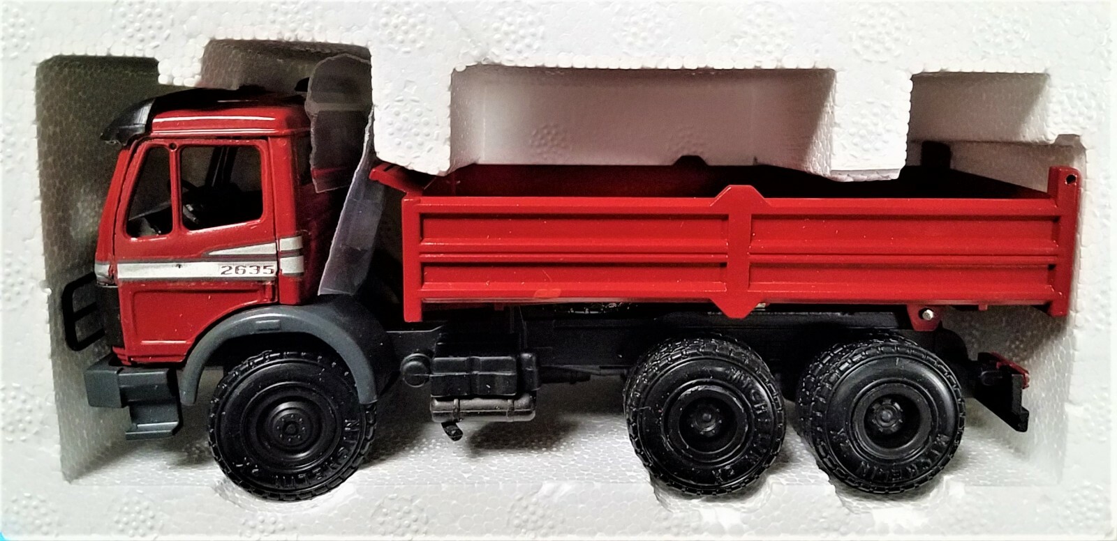 NZG 315 Mercedes-Benz 2635 – 3-Axle Dump Truck – Red 1/43 Die-cast MIB