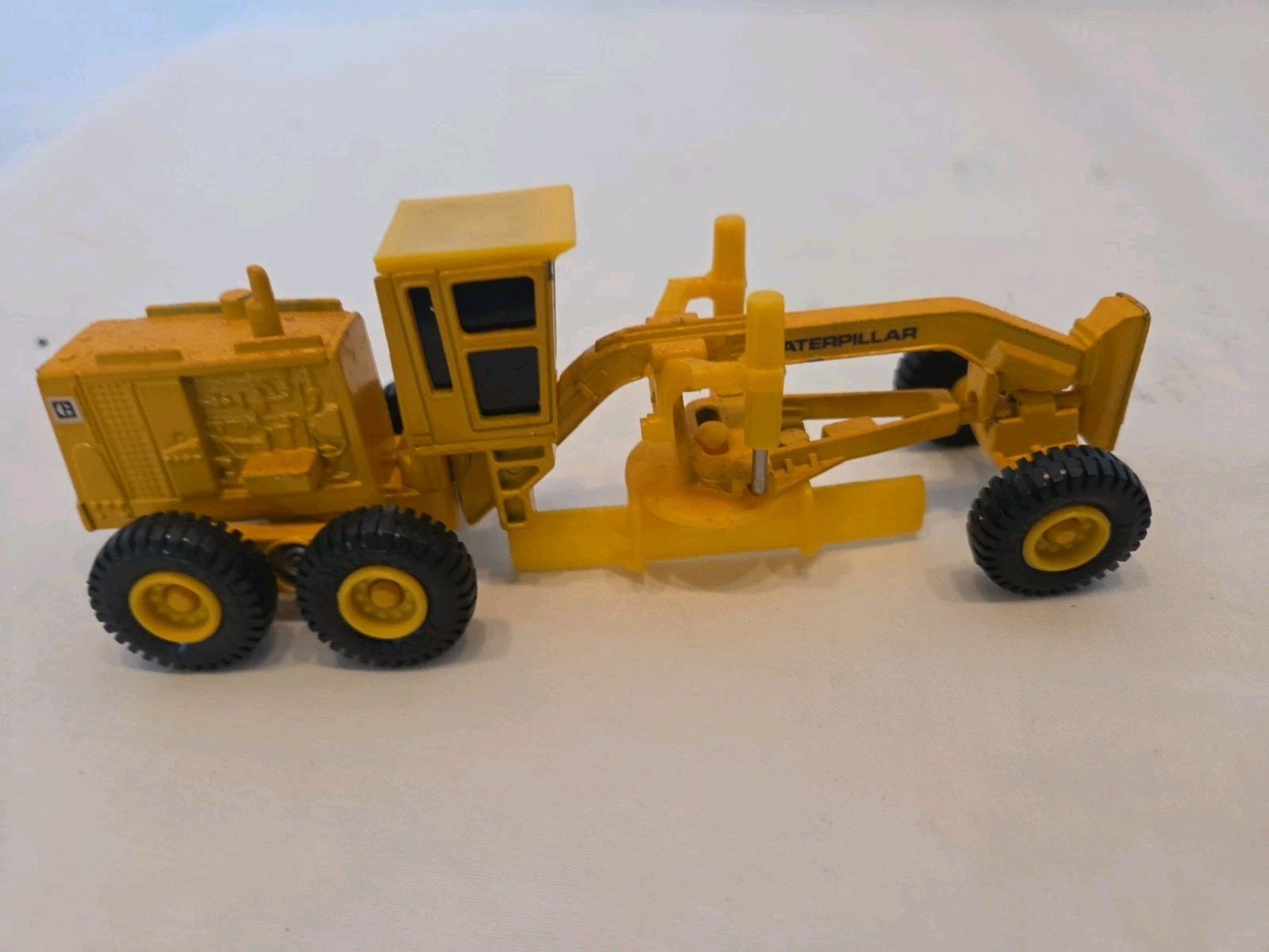 Vintage Ertl Mighty Movers Caterpillar Road Grader 6&Prime; Die-Cast Pre-owned