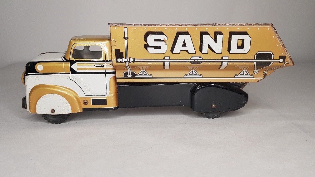 1940&rsquo;S / 50&rsquo;S MARX SAND & GRAVEL GOLD, WHITE & BLACK TIN LITHO DUMP TRUCK USA
