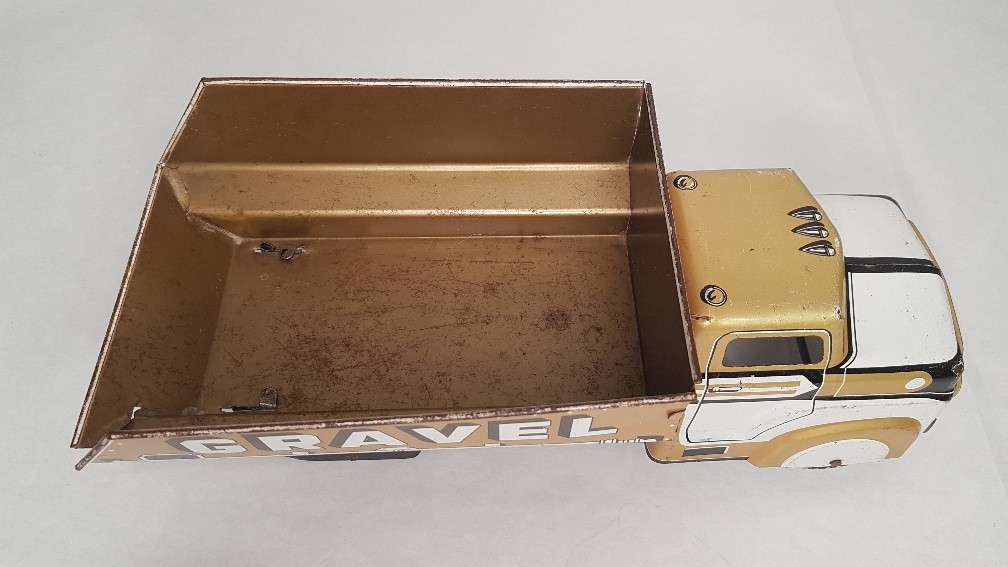 1940&rsquo;S / 50&rsquo;S MARX SAND & GRAVEL GOLD, WHITE & BLACK TIN LITHO DUMP TRUCK USA