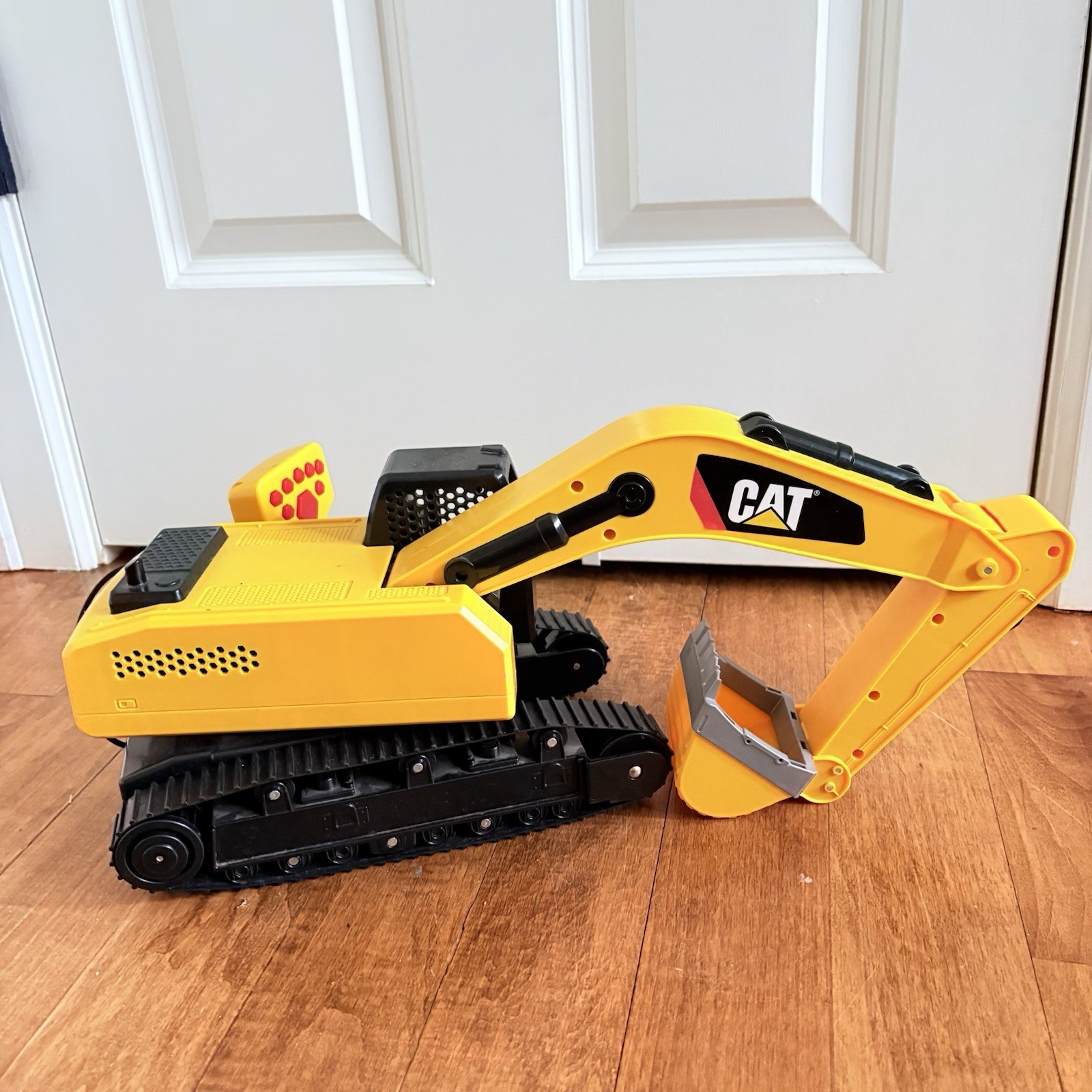 Toy State vintage plastic Caterpillar CAT wired Remote Control Excavator sounds