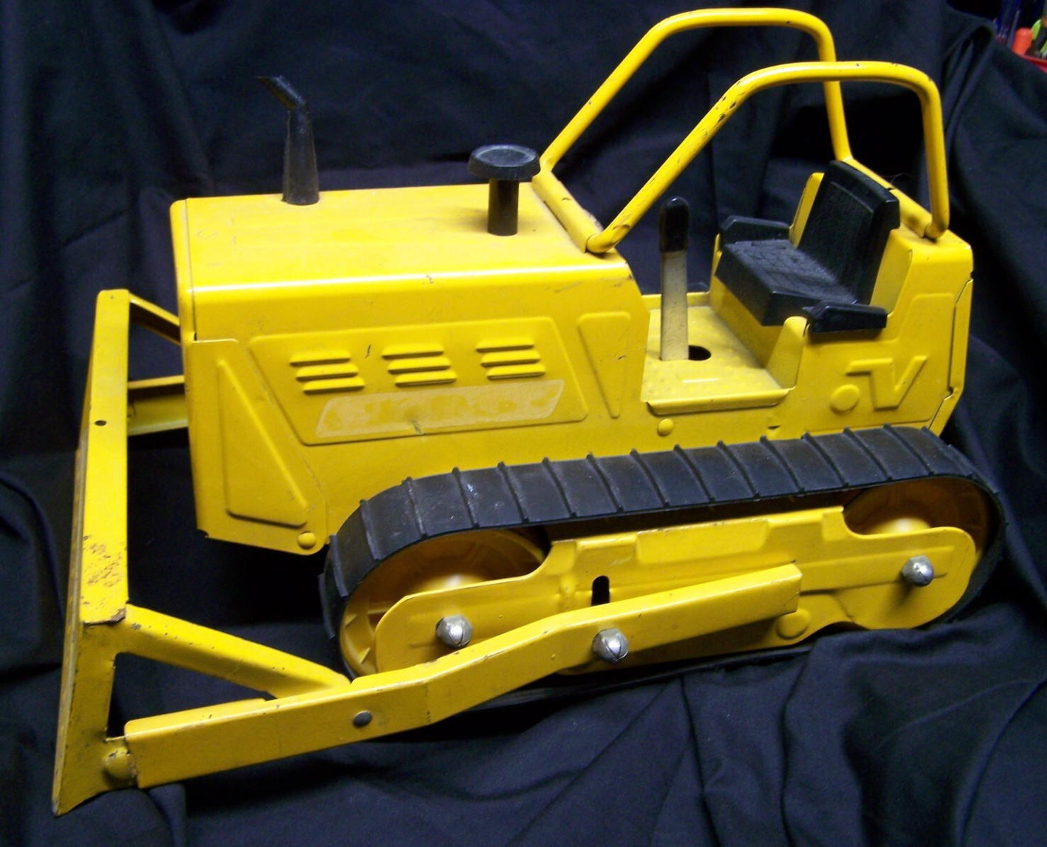 Vintage Nylint 13&Prime; Bulldozer Construction Toy pressed steel play wear