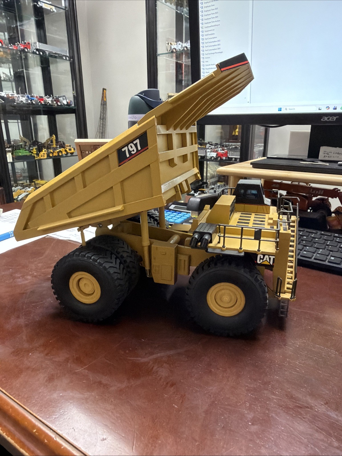 CAT 797 Off-Highway Truck 1:50 NZG