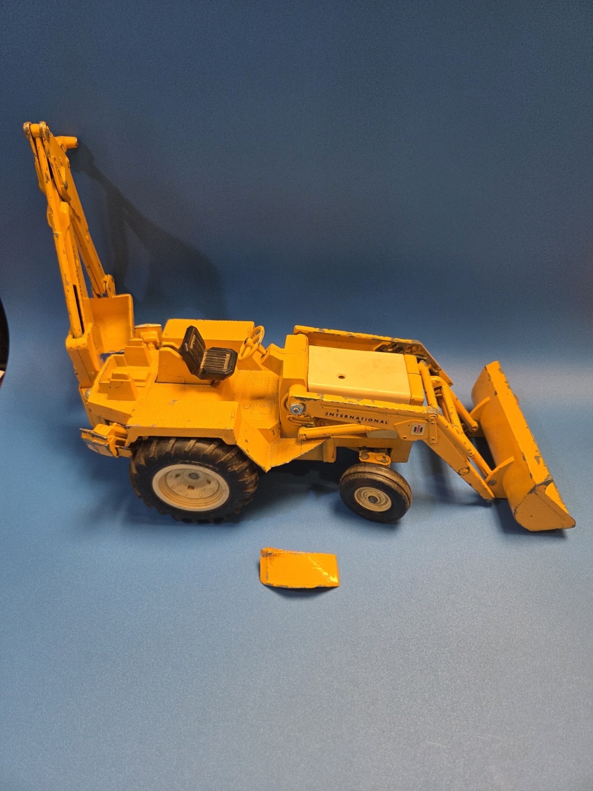 1960&rsquo;s Vintage Ertl 1/16 International Harvester Tractor Backhoe STR#472 Diecast