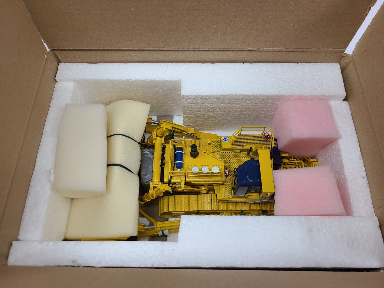Komatsu D575A-2 SD Super Dozer – Blair BA – HiMoBo 1:50 Scale Model #1009005 New