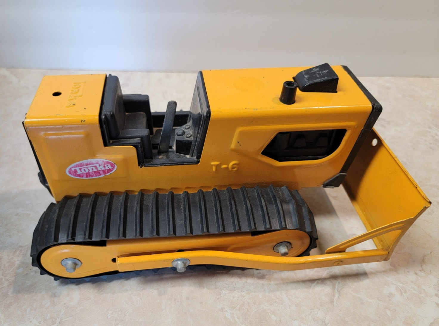 Vintage Tonka T-6 Bulldozer 1970’s Movable Blade Rubber Tracks Pressed Steel