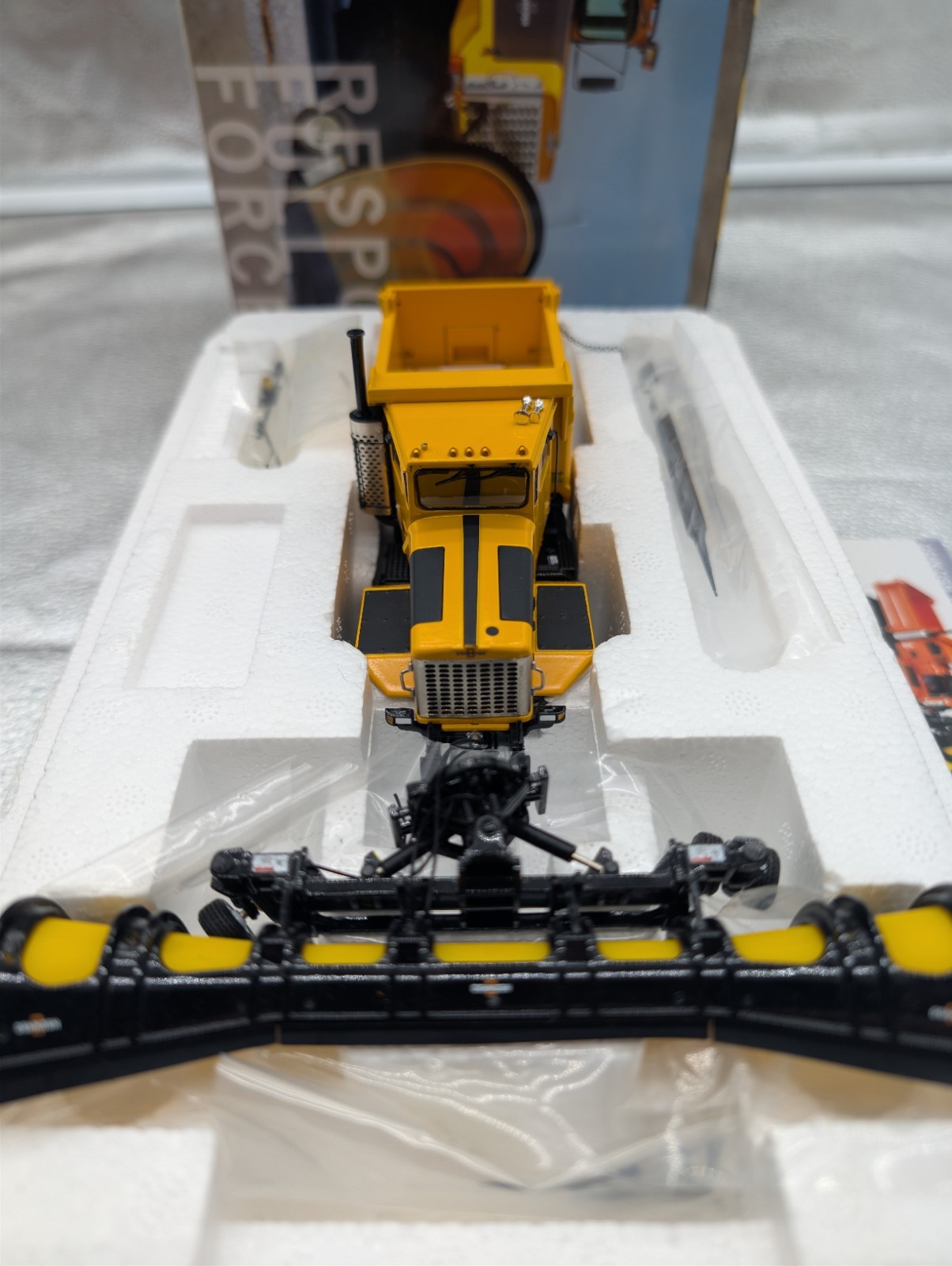 Twh 1/50, Oshkosh P- Series Snow Plow, Used! 2-axle Yellow Sw3004-y / 03004