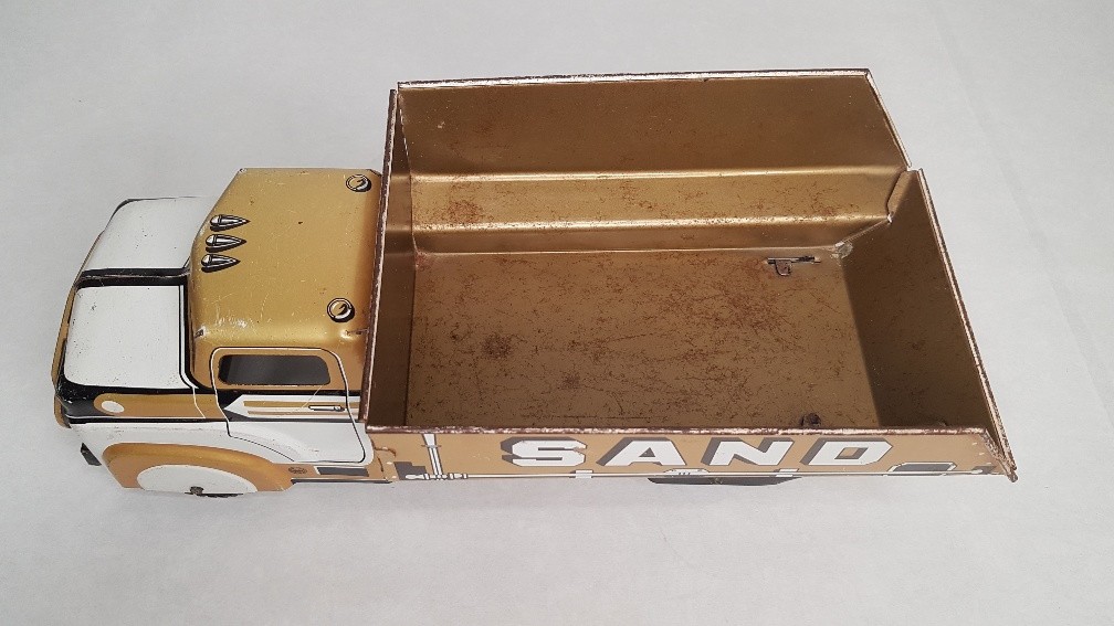 1940&rsquo;S / 50&rsquo;S MARX SAND & GRAVEL GOLD, WHITE & BLACK TIN LITHO DUMP TRUCK USA