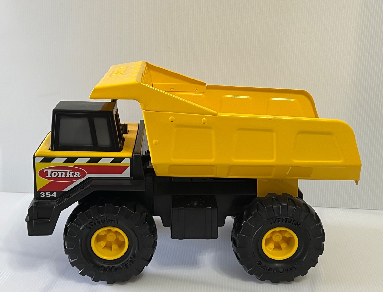 TONKA 354 CLASSIC CONSTRUCTION YELLOW MIGHTY DUMP TRUCK METAL 2012 HASBRO 93918
