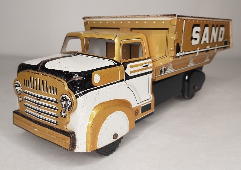 1940&rsquo;S / 50&rsquo;S MARX SAND & GRAVEL GOLD, WHITE & BLACK TIN LITHO DUMP TRUCK USA