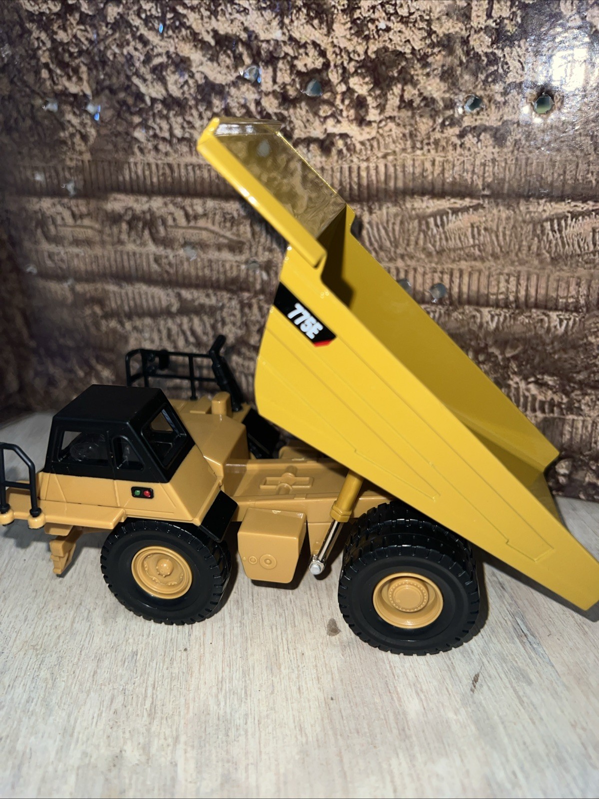 Caterpillar Cat 775E Off Highway Truck 1:64 Scale Diecast Masters 85696
