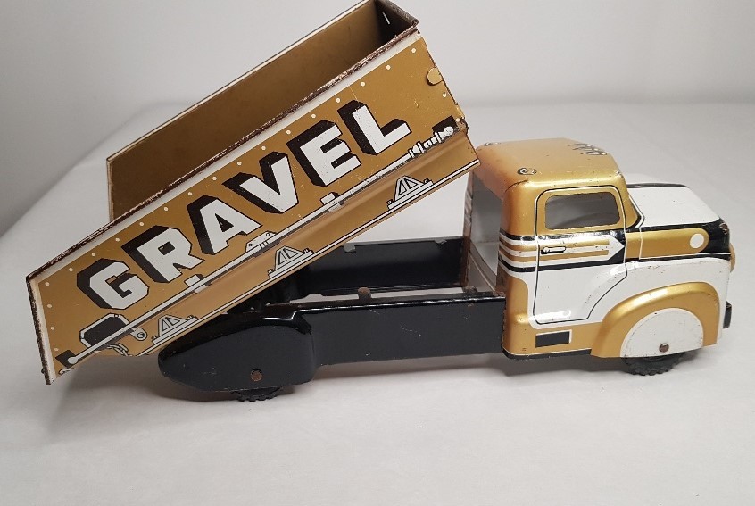 1940&rsquo;S / 50&rsquo;S MARX SAND & GRAVEL GOLD, WHITE & BLACK TIN LITHO DUMP TRUCK USA