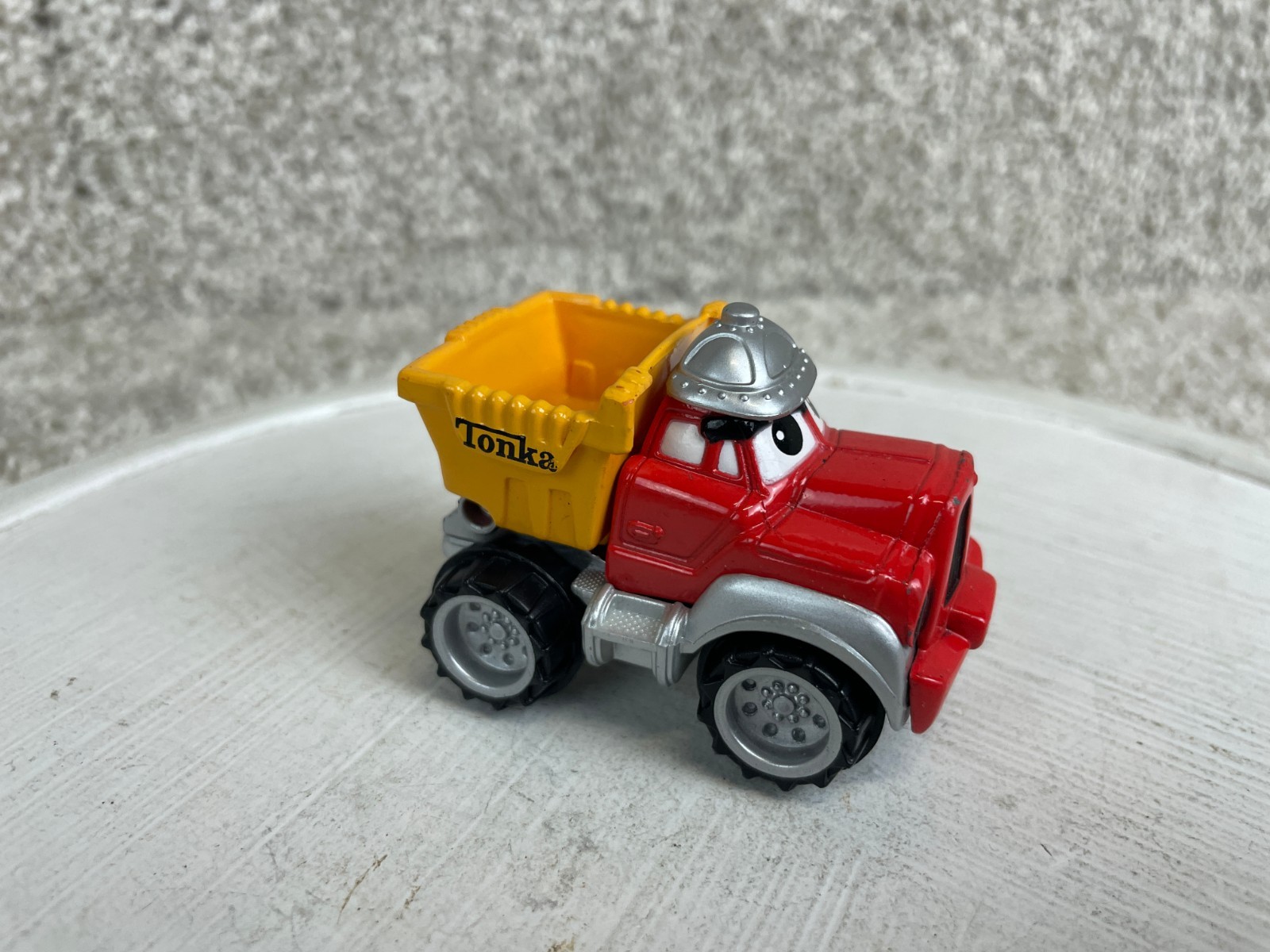 Vintage 2002 Hasbro Tonka Chuck Dump Truck Die Cast Yellow Red