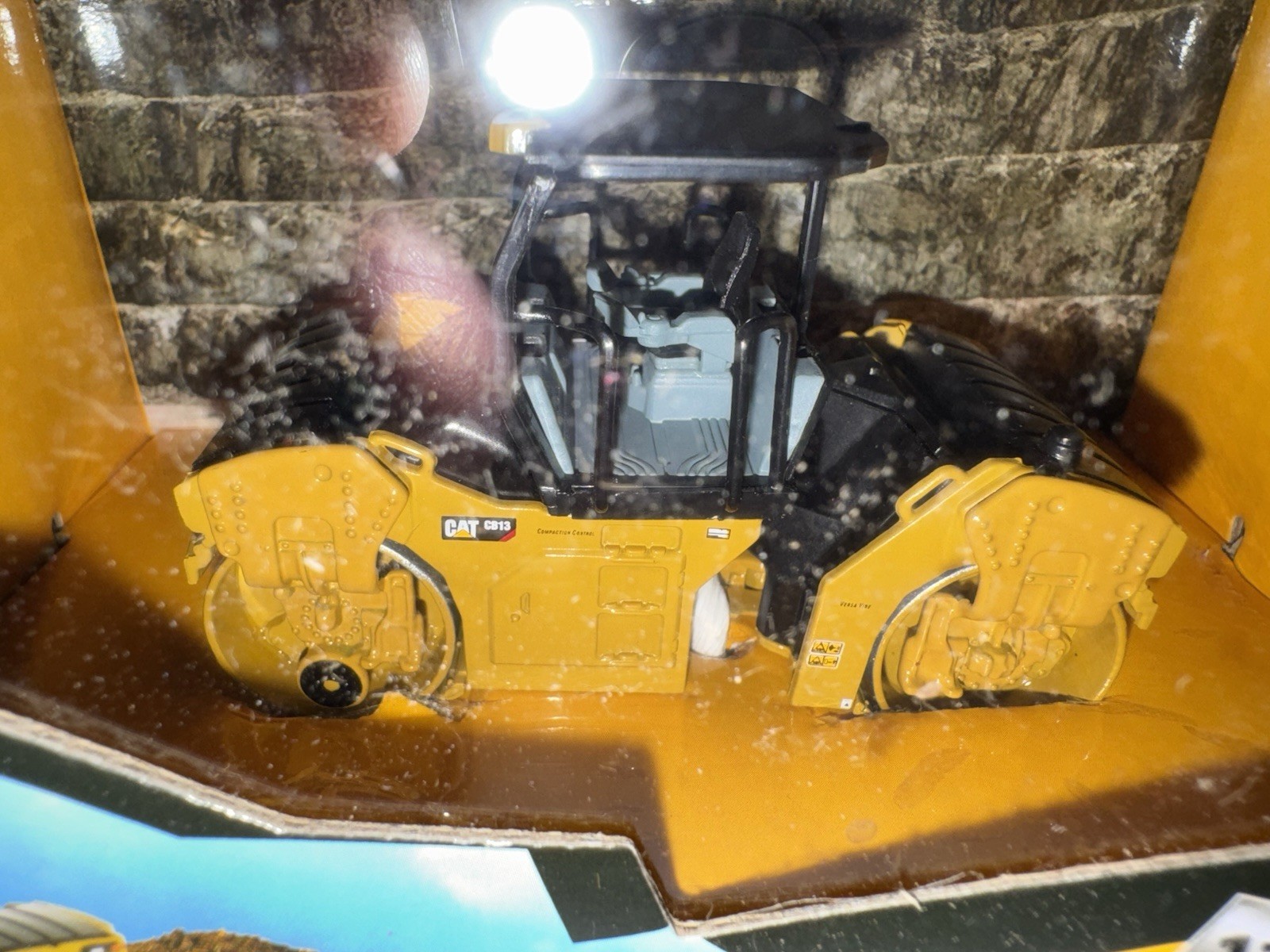 Diecast Masters Caterpillar CB-13 Cat Tandem Vibratory Roller ROPS 1:64 85630 DM