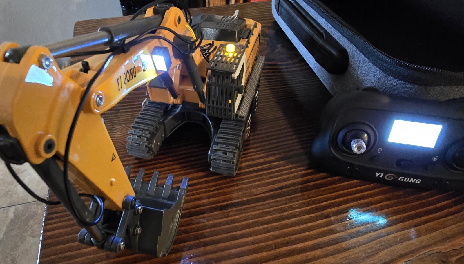 1/50 Scale Excavator With Fully Rotating Body And Fully Functional Transmitter