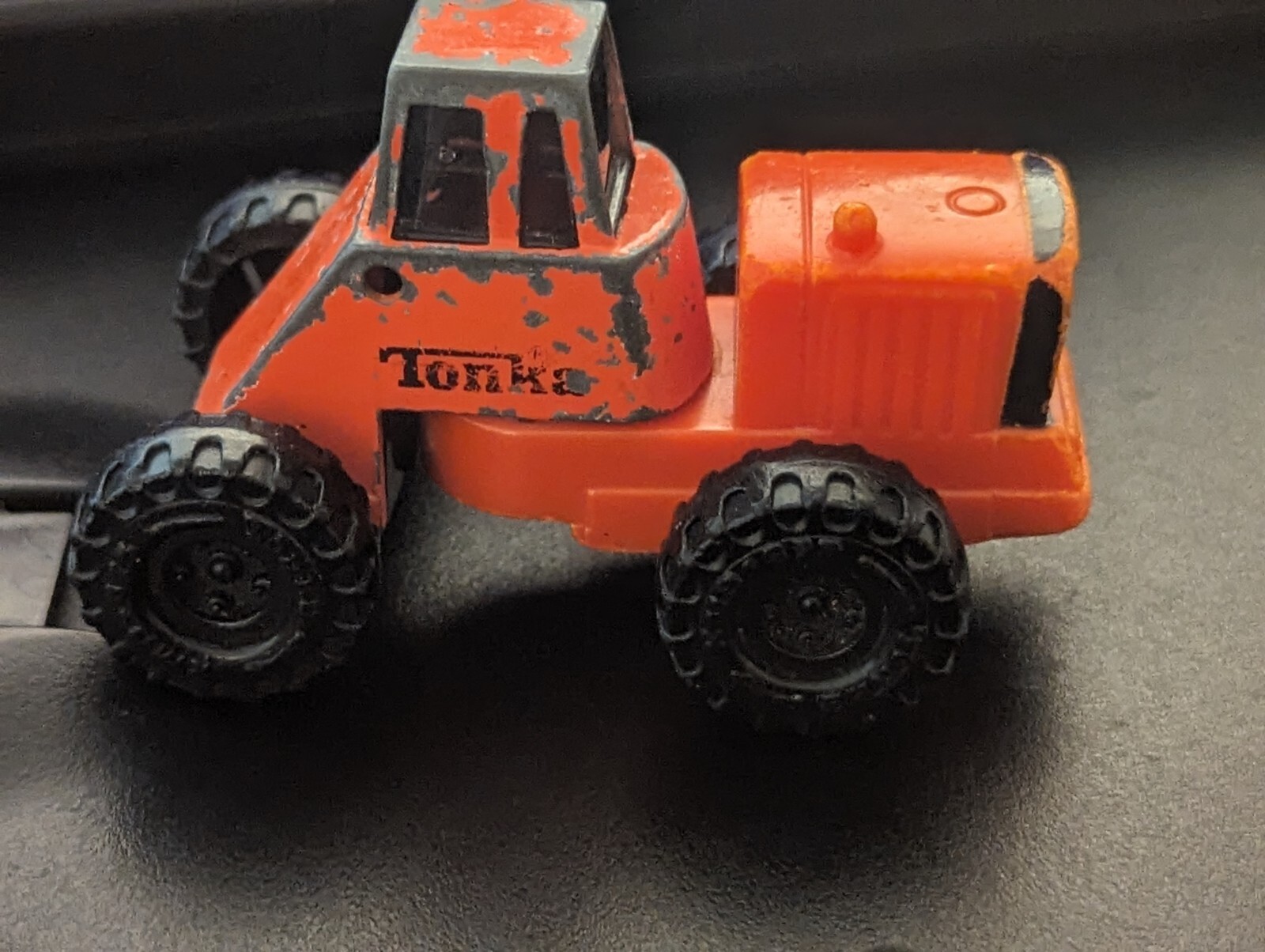 STUNNING 3&Prime; LONG X 2&Prime; W MFG 1992 TONKA CONSTRUCTION VEHICLE TANGERINE COLOR