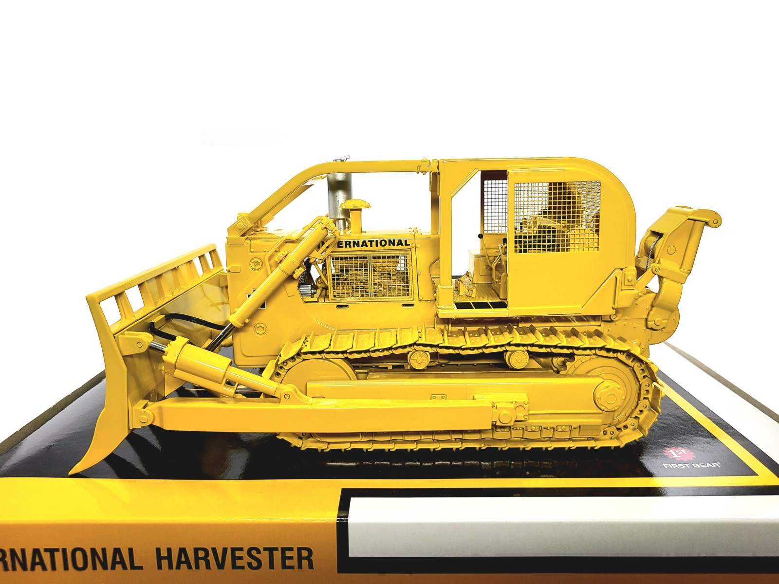International IH TD-25 Dozer Integral Arch – First Gear 1:25 Scale #40-0208 New