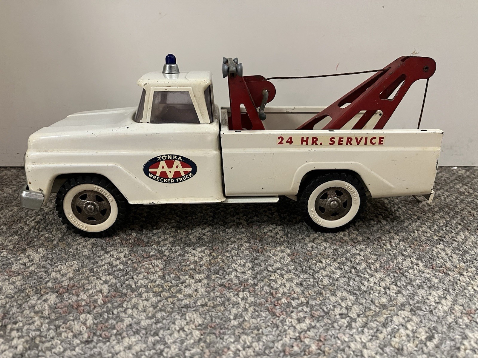 * VINTAGE TONKA AA WRECKER TRUCK PRESSED STEEL VINTAGE WHITE/RED 14 INCHES *SS