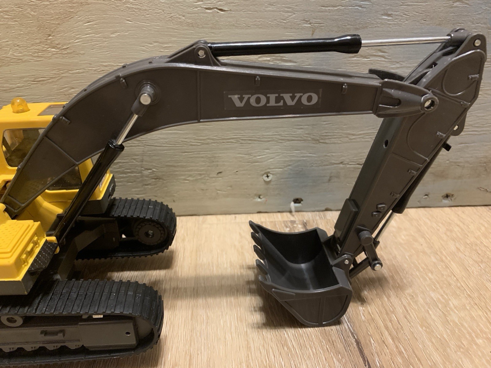VOLVO EC460B Excavator With Sounds & Lights Battery Powered Toy 1/32 Scale