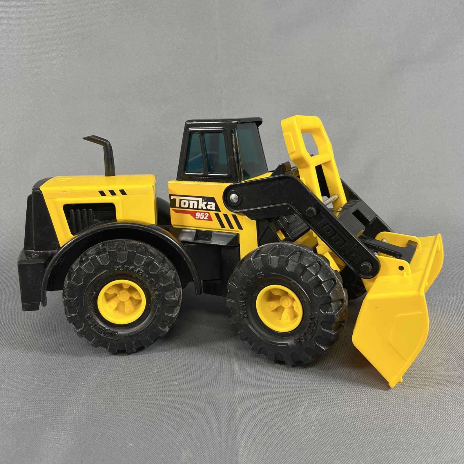 Tonka 952 Metal /plastic Front End Loader. Swivels. 2020