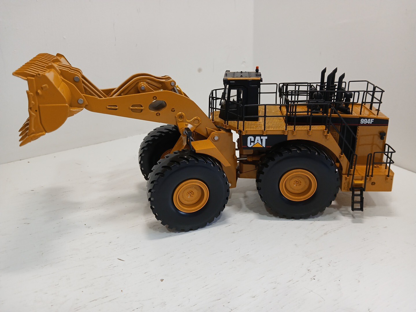 Norscot CAT 994F Wheel Loader 15-inch DieCast Model 1/50 Scale With Original Box