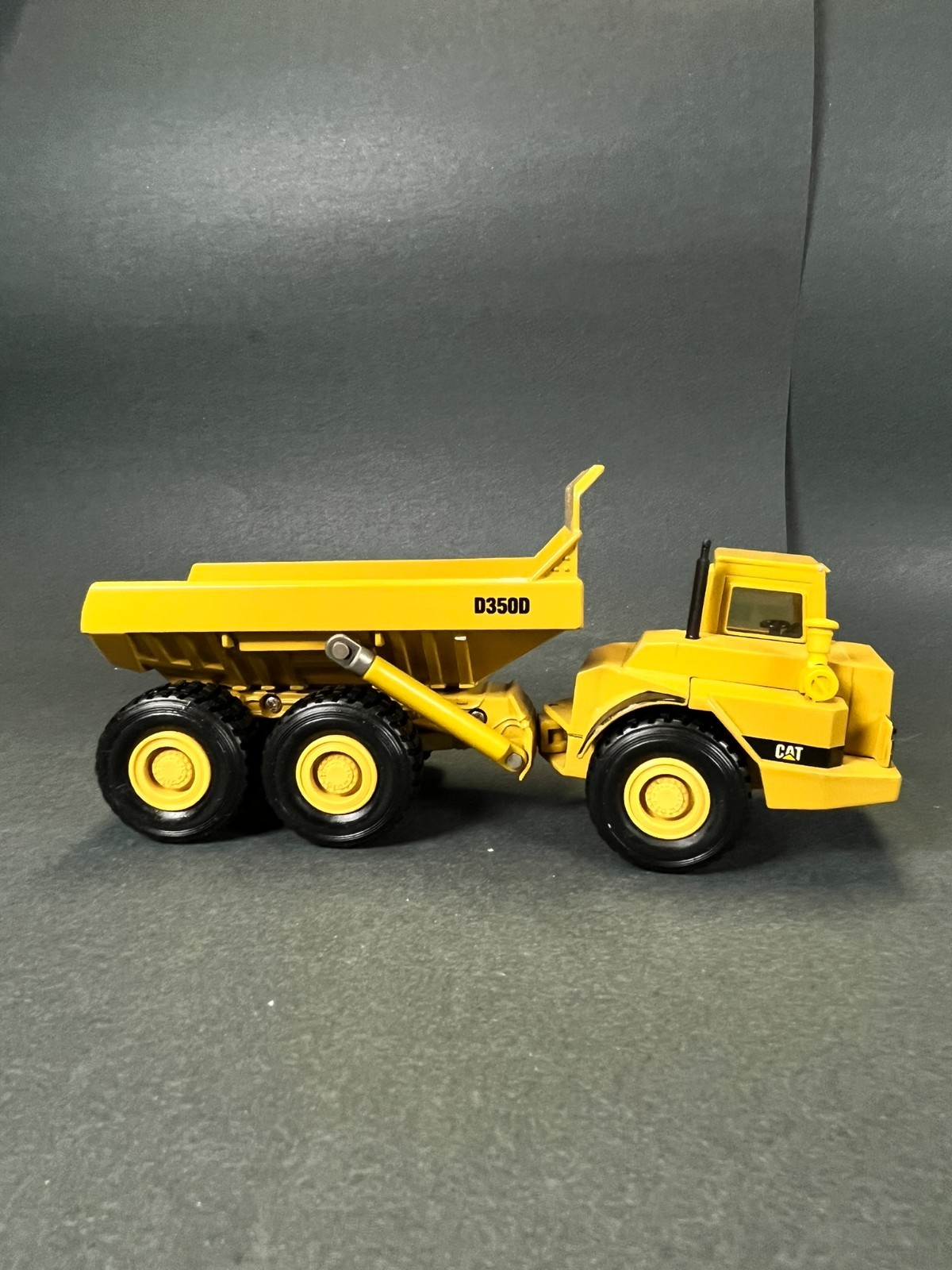 Norscot CAT D350D Articulated Truck 1:50 Die-Cast #55700 Caterpillar 1998 NIB