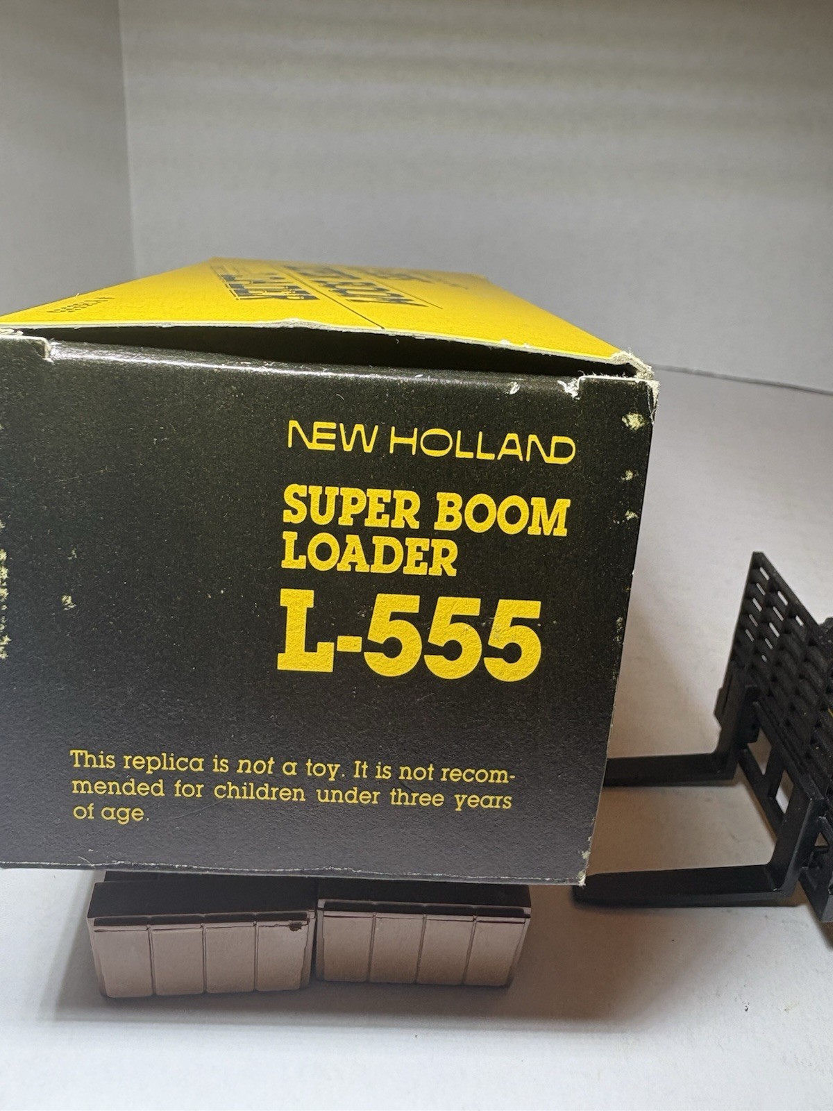 NZG New Holland L-555 Super Boom Loader, Diecast 1/25