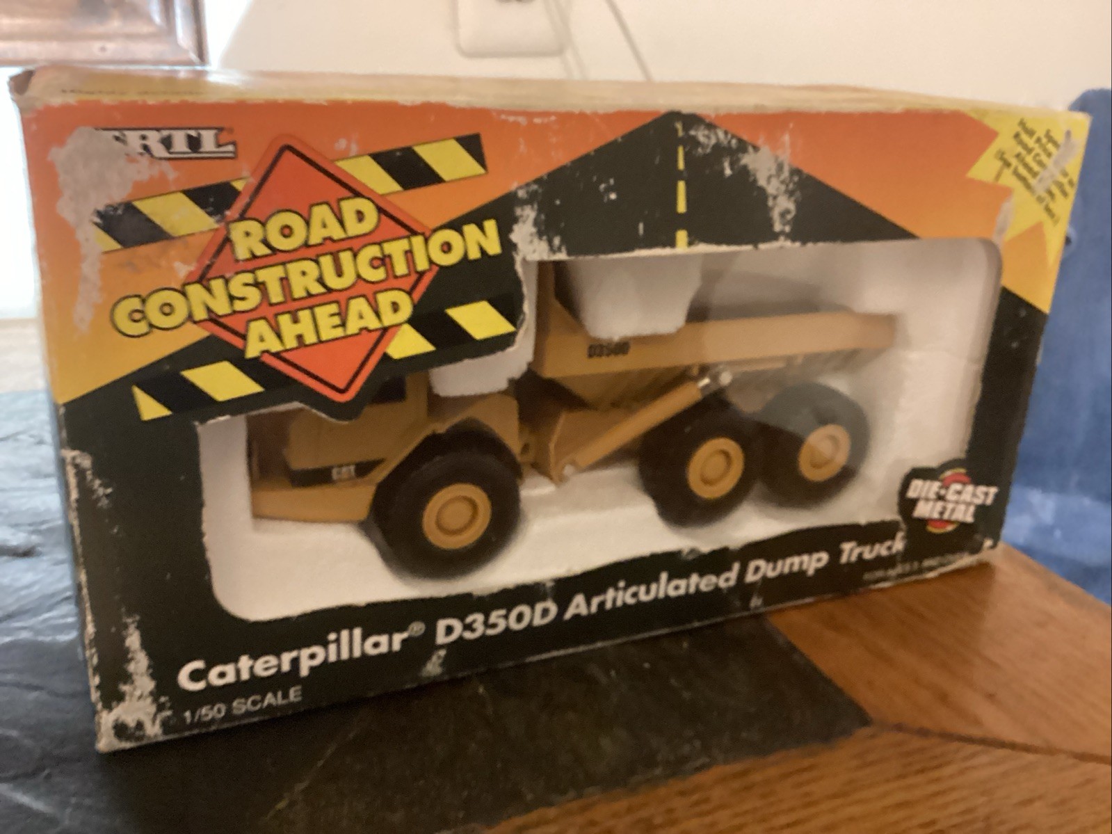 Ertl 2431 • Caterpillar • CAT D350D Articulated Dump Truck • 1:50 Scale