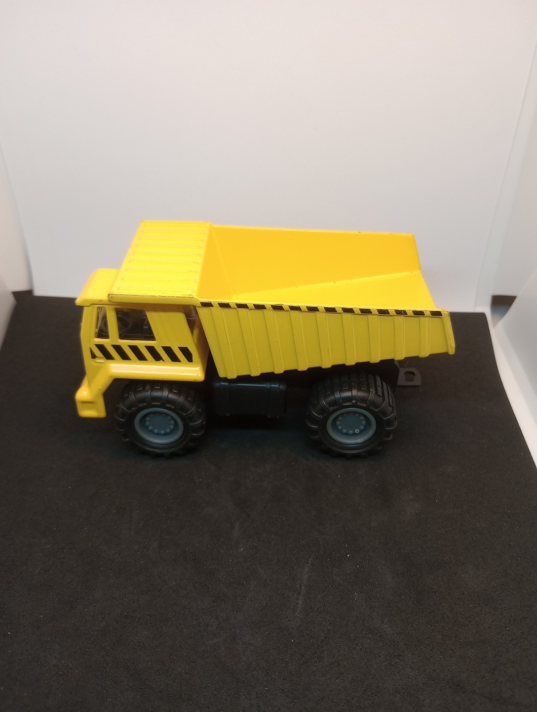 Die-Cast Dump Truck working Bucket 5&Prime; L Yellow Heavy Duty