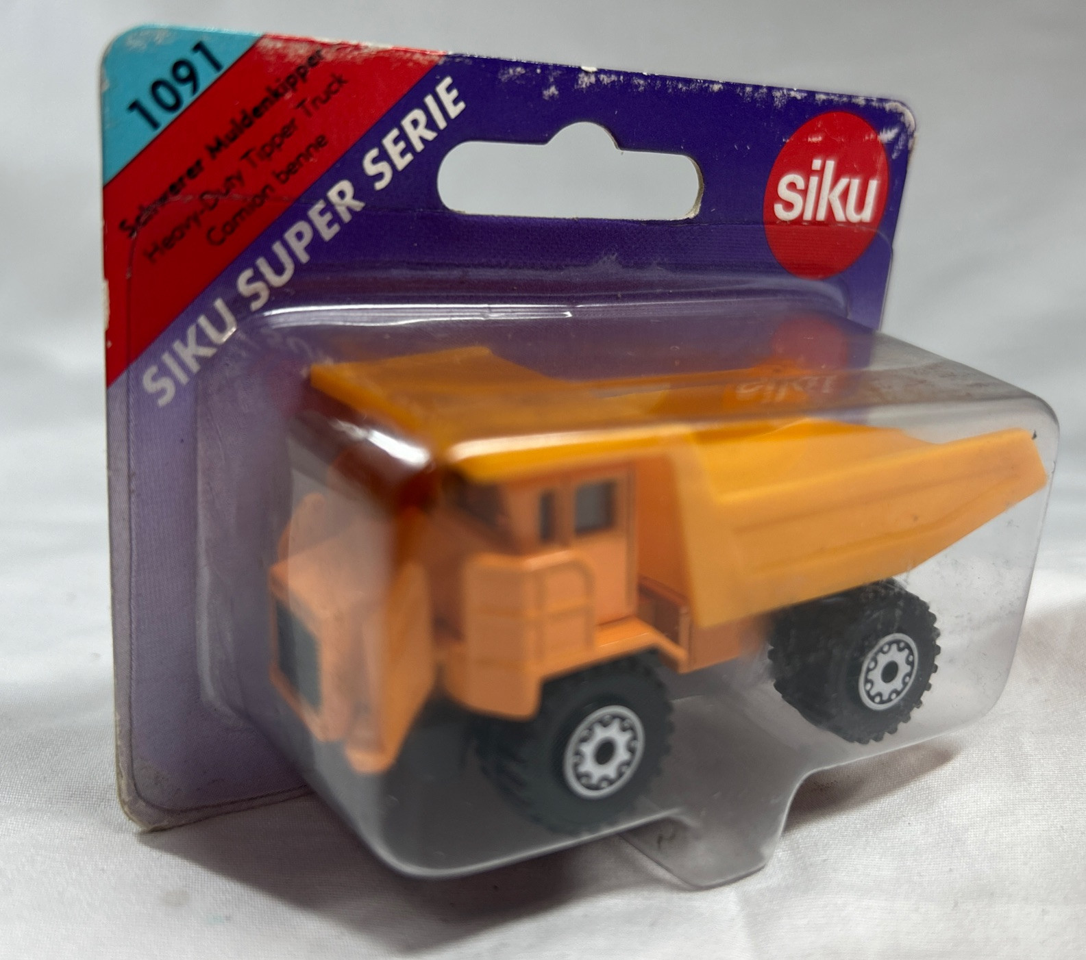 Siku Super 1091 Heavy Duty Tipper Yellow Dump Truck (Muldenkipper) 1:55 Scale