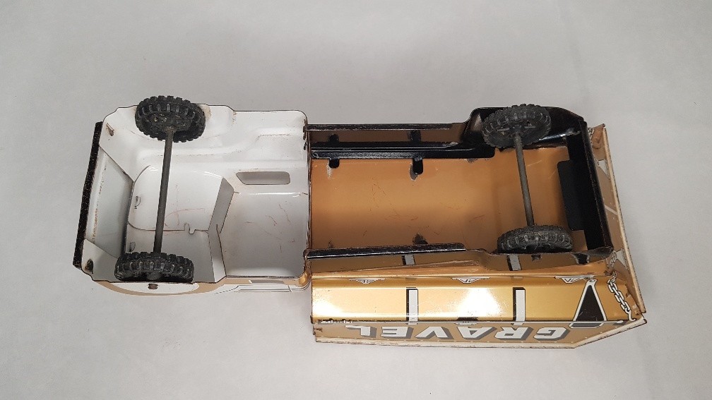 1940&rsquo;S / 50&rsquo;S MARX SAND & GRAVEL GOLD, WHITE & BLACK TIN LITHO DUMP TRUCK USA