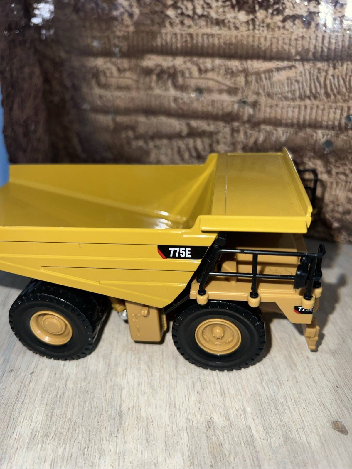 Caterpillar Cat 775E Off Highway Truck 1:64 Scale Diecast Masters 85696